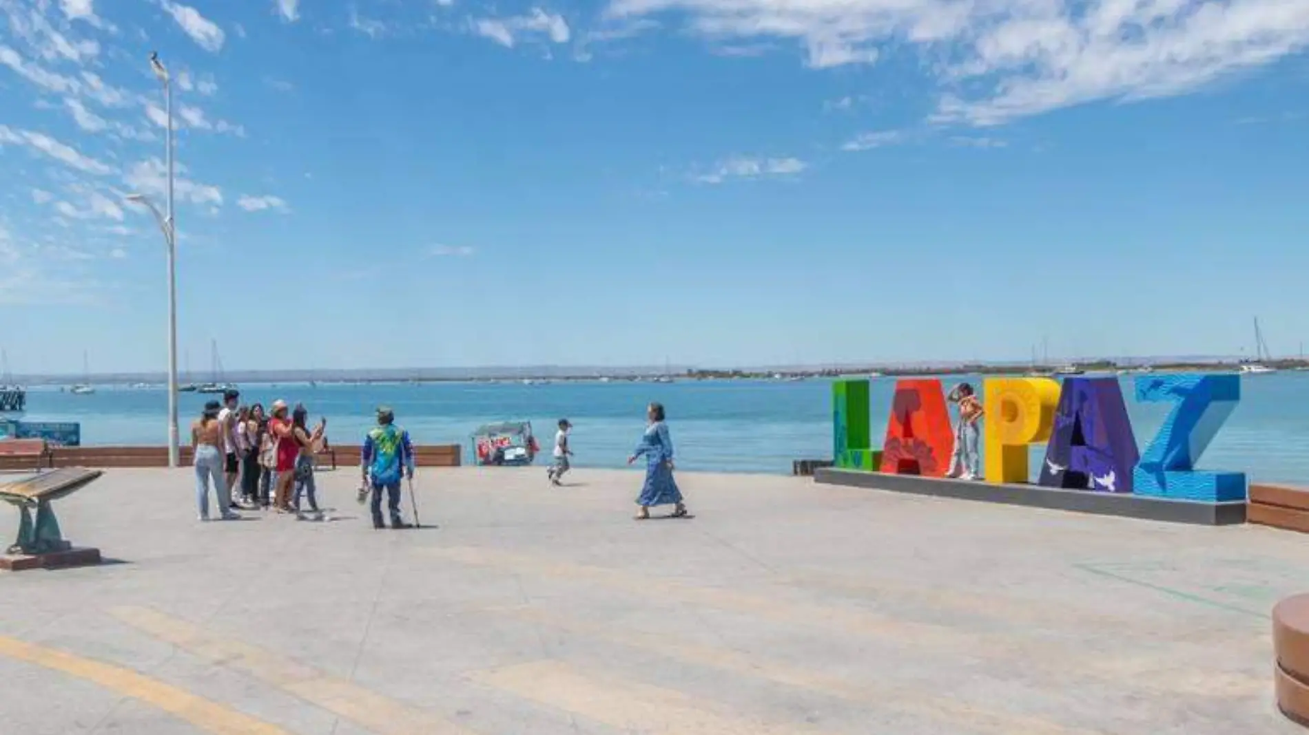 Clima fresco en letras de la paz del malecon